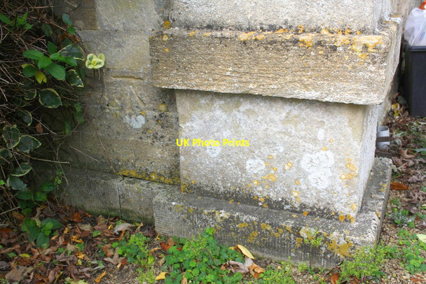 Photo 6"x4" Benchmark on Middle Lodge Woodstock\/SP4416 c2014