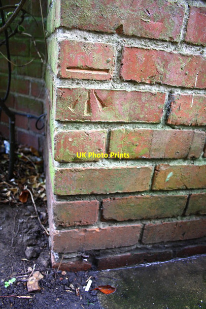 Photo 6"x4" Benchmark on #89 Pitt's Lane New Town\/SU7373 c2014