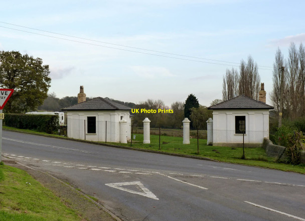 Photo 6"x4" Wiseton Hall gate lodges Everton\/SK6991 c2014