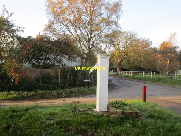 Photo 6"x4" The village pump at Ellerker Ellerker c2014