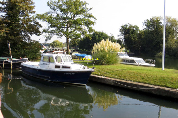 Photo 6"x4" Boats near Boveney Lock Eton c2014