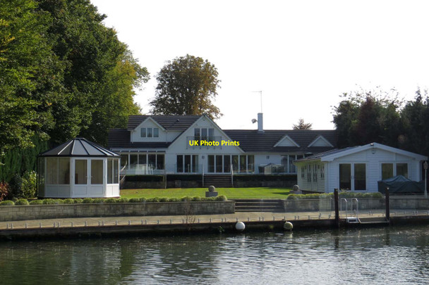 Photo 6"x4" House by the River Thames Boveney c2014