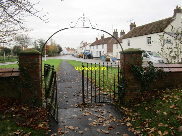 Photo 6"x4" The Village Green, Burton Fleming Burton Fleming c2014