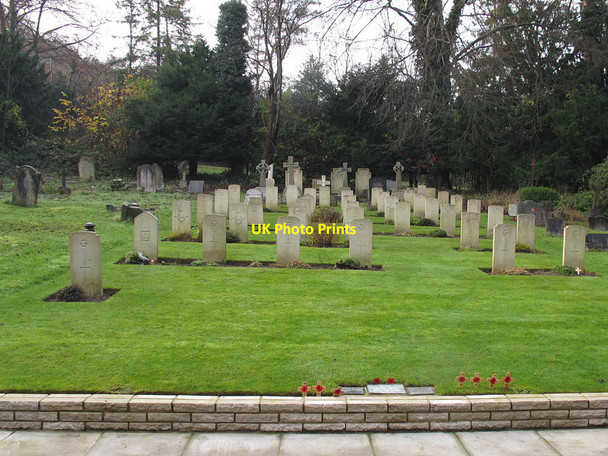 Photo 6"x4" St Luke, Whyteleafe: Commonwealth war graves Warlingham c2014