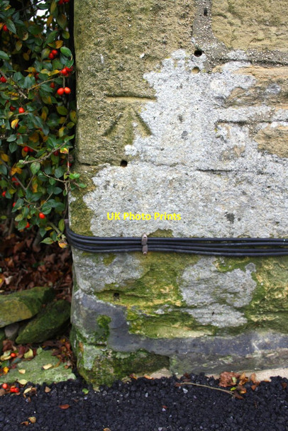 Photo 6"x4" Benchmark on #34 Main Street Chipping Norton c2014