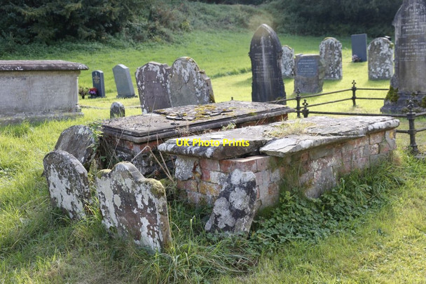 Photo 6"x4" Broken Tombs Glascwm\/SO1553 c2014