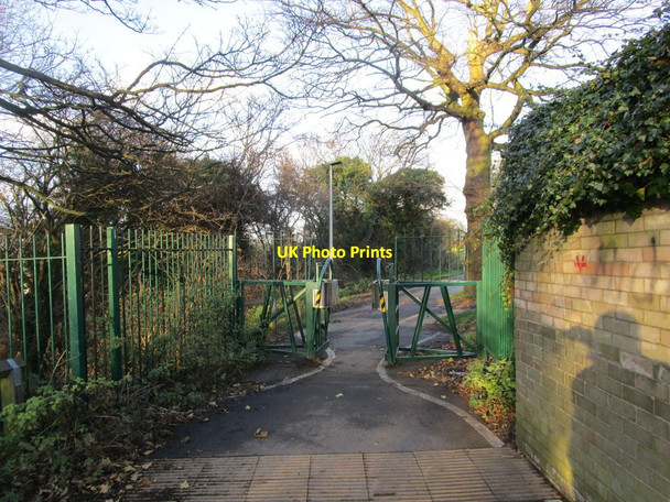 Photo 6"x4" Entrance to the Hempdykes Scunthorpe c2014