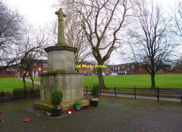 Photo 6"x4" Collyhurst, war memorial Manchester c2014