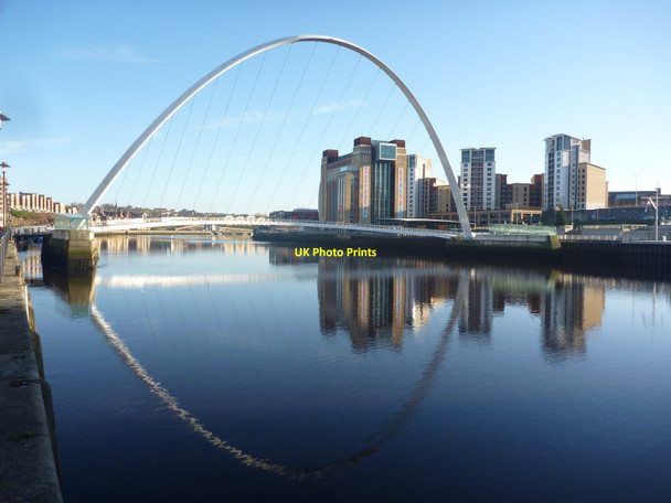Photo 6"x4" Tyneside Townscape : The Gateshead Millennium Bridge Newcastle upon Tyne c2014