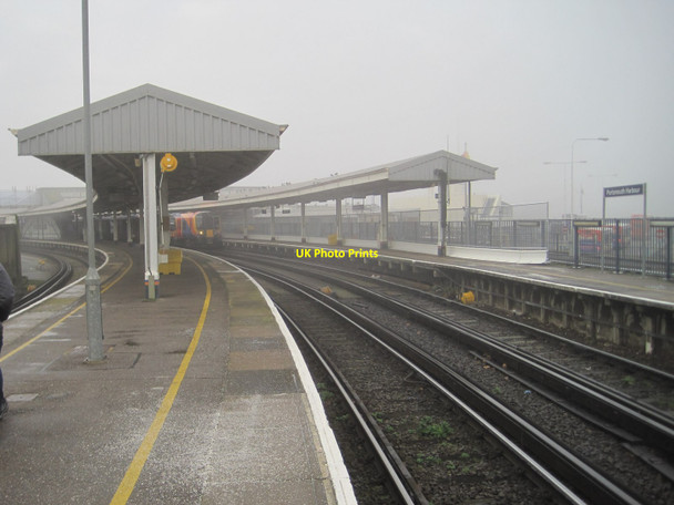 Photo 6"x4" Portsmouth Harbour railway station, Hampshire Portsmouth\/SU6501 c2014