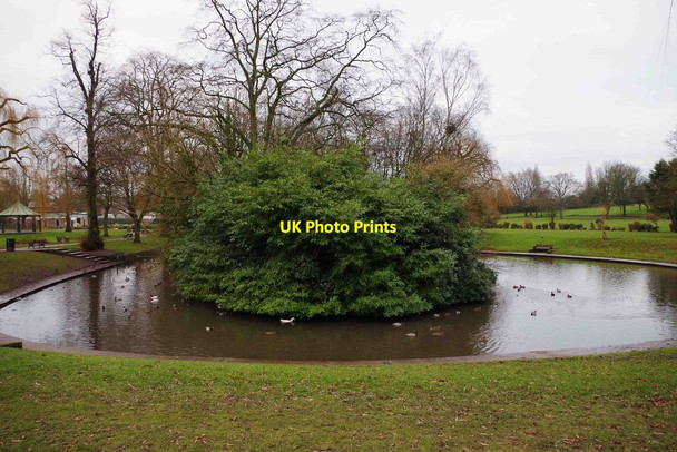 Photo 6"x4" Island in the lake, Sanders Park, Bromsgrove, Worcs Bromsgrove c2015