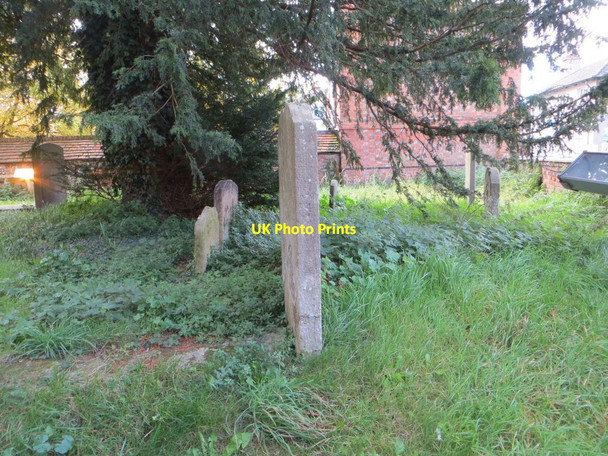 Photo 6"x4" Graves by the Yew Wallingford c2014