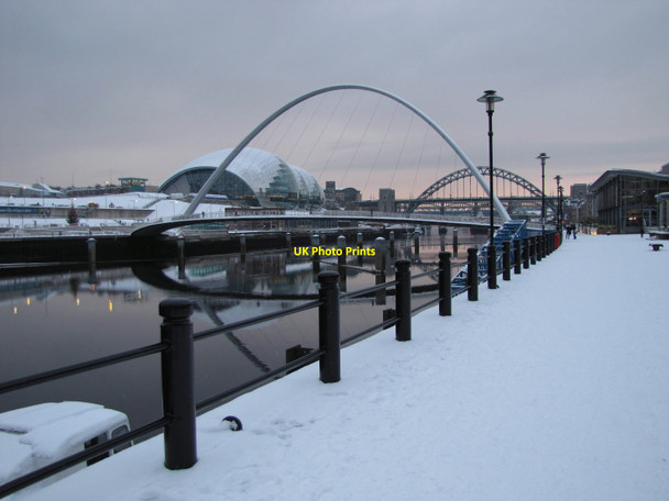 Photo 6"x4" Gateshead Millennium Bridge in the Snow Newcastle upon Tyne c2010