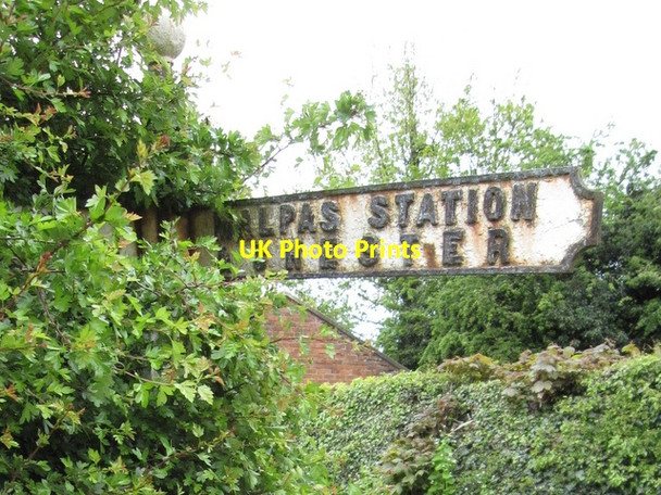 Photo 6"x4" Malpas Station & Chester direction signpost (2) Malpas\/SJ4847 c2009