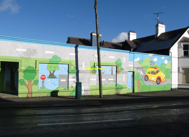 Photo 6"x4" Murals on walls of the burnt out section of Dublin House, Omeath Omeath c2015