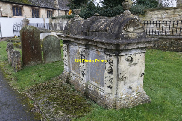 Photo 6"x4" One of the Tombs Burford\/SP2512 c2015