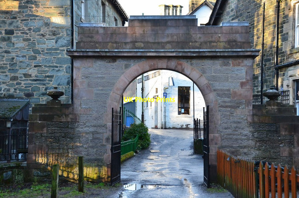 Photo 6"x4" Archway and war memorial, Aberfeldy Aberfeldy c2015