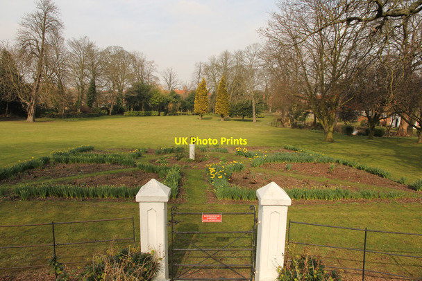Photo 6"x4" Priory gardens Louth\/TF3387 c2015