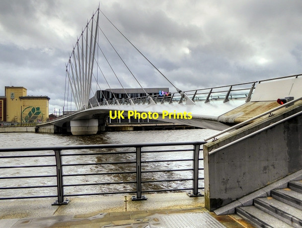 Photo 6"x4" MediaCityUK Pedestrian Swingbridge Salford\/SJ8098 c2015