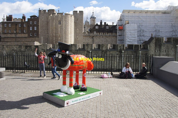 Photo 6"x4" Beefeater Shaun the Sheep at the Tower of London London c2015