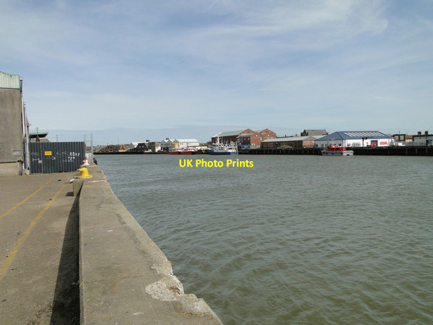 Photo 6"x4" The River Yare from the west side of the South Quay Great Yarmouth c2015