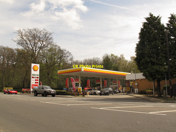 Photo 6"x4" Filling station on London Road Trumps Green c2014