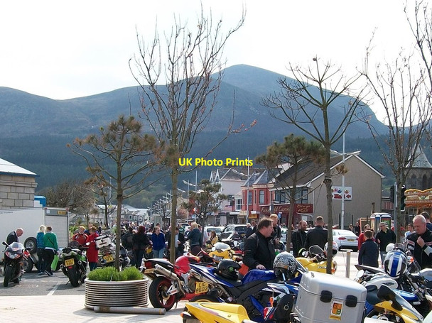 Photo 6"x4" A busy Newcastle Promenade on Easter Sunday Newcastle\/J3732 c2014