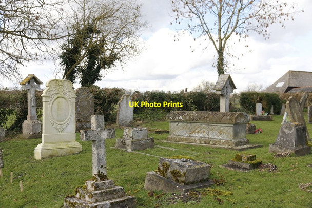 Photo 6"x4" Graves in the West Churchyard Mortimer West End c2014