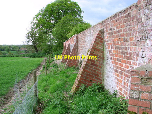 Photo 6"x4" Buttressed wall, Swanton Abbott Swanton Hill c2014