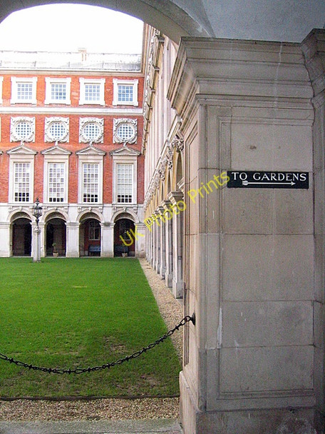 Photo 6"x4" Fountain Court, Hampton Court Palace Surbiton c2008
