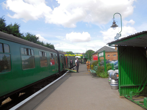 Photo 6"x4" Train in Alresford Station New Alresford c2014