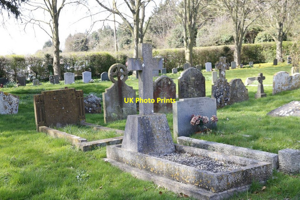 Photo 6"x4" West across the churchyard Chilton\/SU4885 c2014
