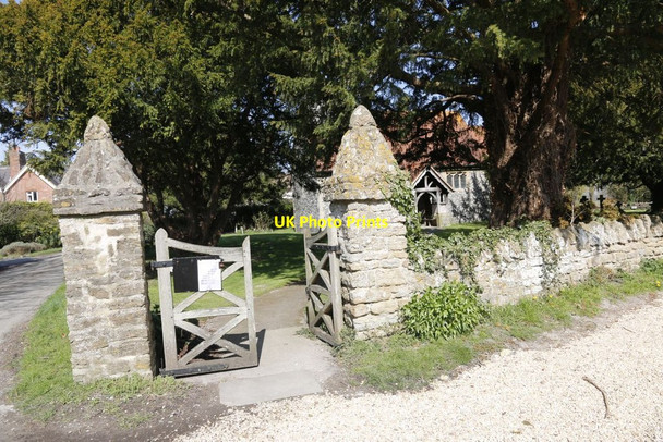 Photo 6"x4" Churchyard Gates Upton\/SU5186 c2014