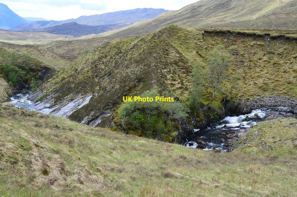 Photo 6"x4" Sharp bend in the Uisge Dhubh Meall a' Chapuill c2014