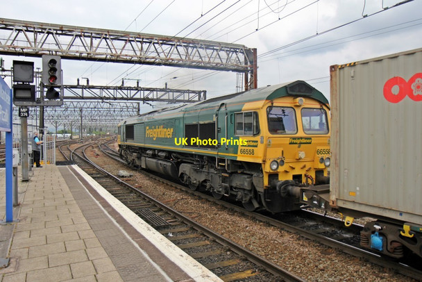 Photo 6"x4" Freightliner Class 66, 66558, Manchester Piccadilly railway station Manchester c2014