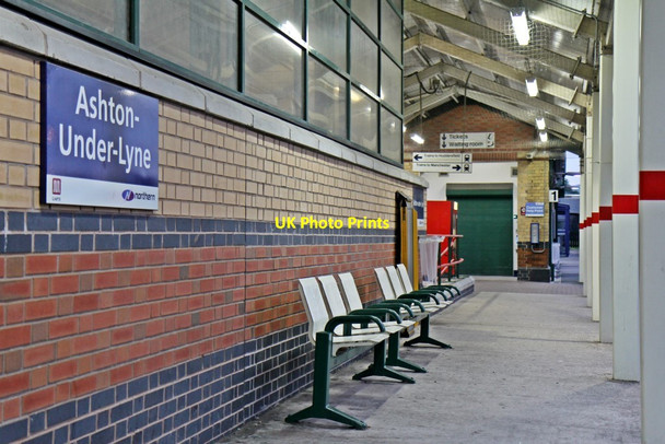 Photo 6"x4" Waiting area, platform 1, Ashton-under-Lyne railway station Ashton-Under-Lyne c2014