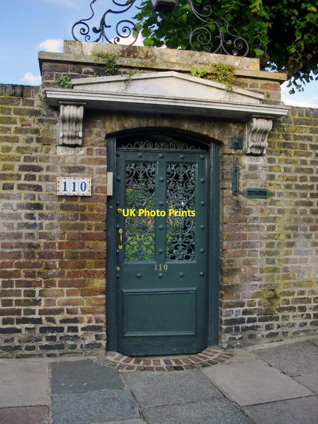 Photo 6"x4" Gateway, Longford Lodge, Hampton High Street Teddington\/TQ1670 c2014