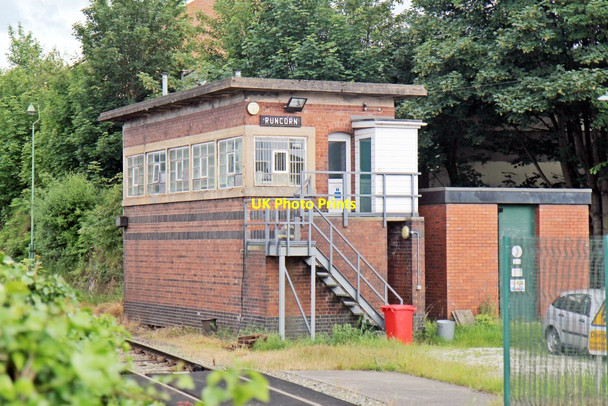 Photo 6"x4" Runcorn signal box, Runcorn railway station Runcorn c2014