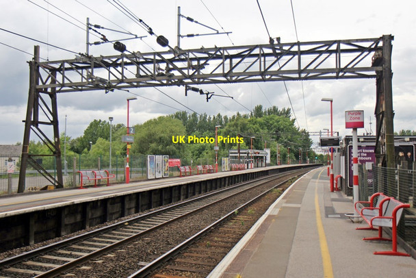 Photo 6"x4" Along platform 1, Runcorn railway station Runcorn c2014