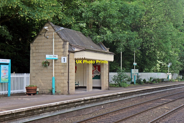 Photo 6"x4" Waiting shelter, Chirk railway station Chirk\/Y Waun c2014