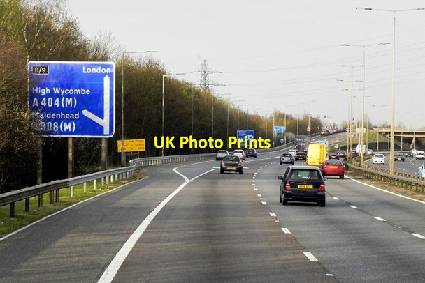 Photo 6"x4" Eastbound M4 Junction 8\/9 Stud Green\/SU8877 c2015