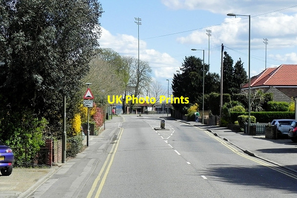 Photo 6"x4" Staines Road East approaching Kempton Park Sunbury c2015