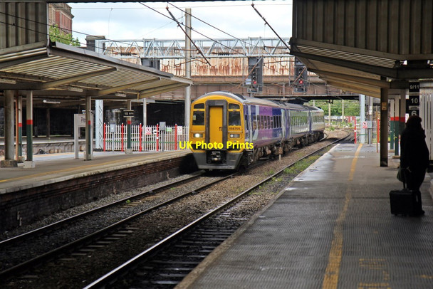 Photo 6"x4" Northern Rail Class 158, 158755, platform 2, Preston railway station Preston\/SD5329 c2015
