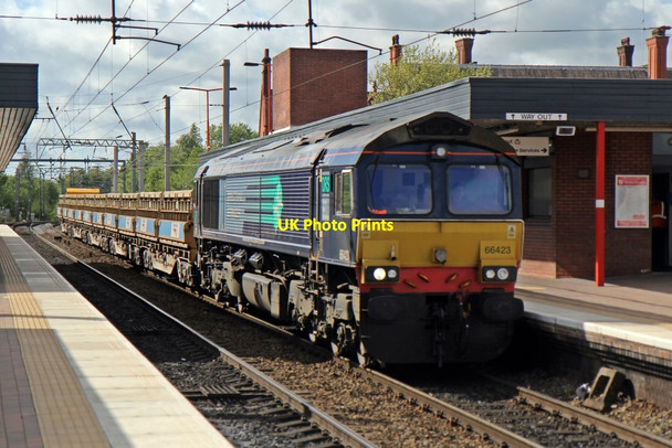 Photo 6"x4" DRS Class 66, 66423, Wigan North Western railway station Wigan c2015