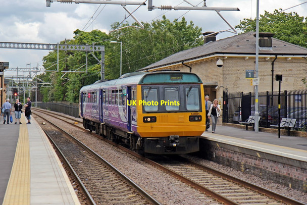 Photo 6"x4" Northern Rail Class 142, 142031, platform 1, Huyton Railway station Huyton-With-Roby c2015