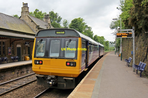 Photo 6"x4" Northern Rail Class 142, 142034, New Mills Central railway station New Mills\/SJ9985 c2015
