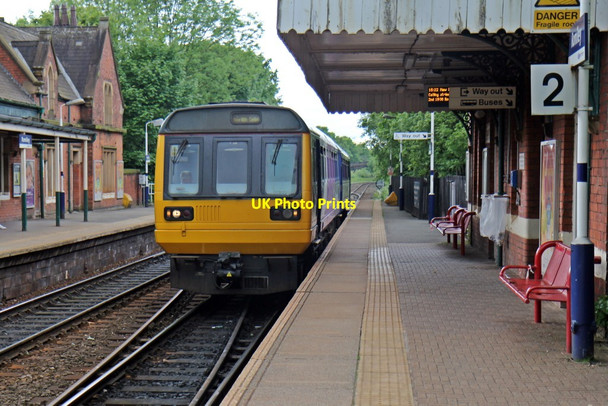 Photo 6"x4" Northern Rail Class 142, 142004, Romiley railway station Romiley c2015