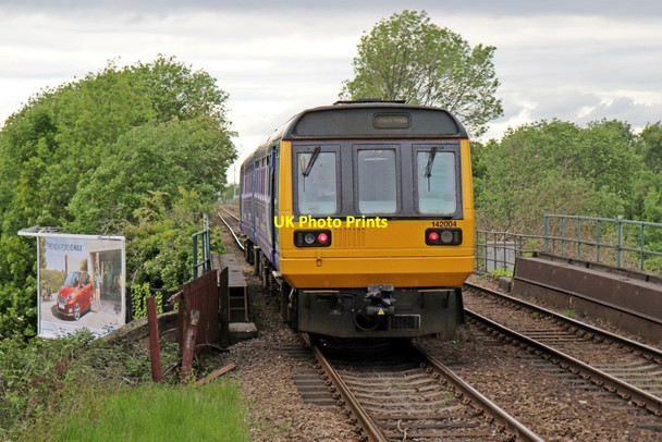 Photo 6"x4" Northern Rail Class 142, 142004, Bredbury railway station Romiley c2015