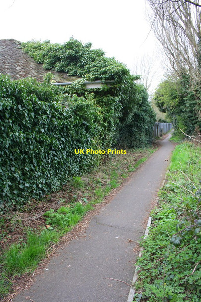 Photo 6"x4" Footpath past ivy-clad cemetery building Banbury\/SP4540 c2016