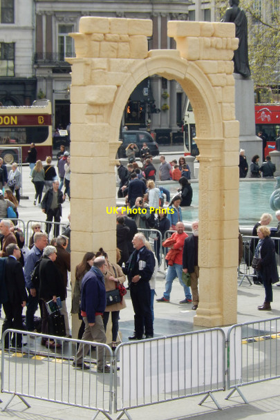 Photo 6"x4" Replica arch - Trafalgar Square London c2016